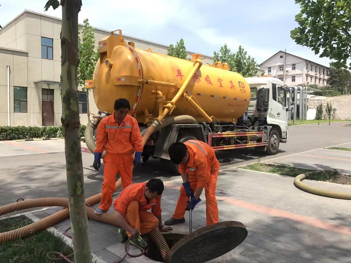 绥中管道疏通车停在窨井附近