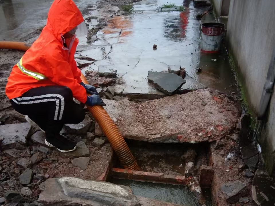 绥中专业清理污水池 炜誉市政以规范流程守护城市 “肠道”