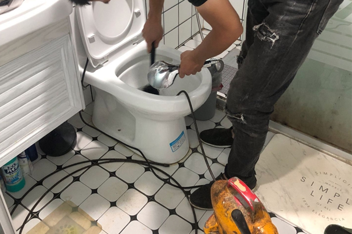 绥中马桶堵塞自己疏通还是找师傅?专业上门服务让你省时更省心